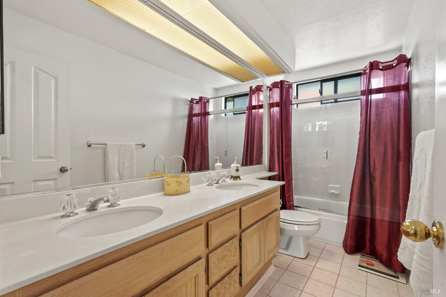 Detail Gallery Image 14 of 24 For 410 Newcastle Ct, Vallejo,  CA 94591 - 4 Beds | 2/1 Baths