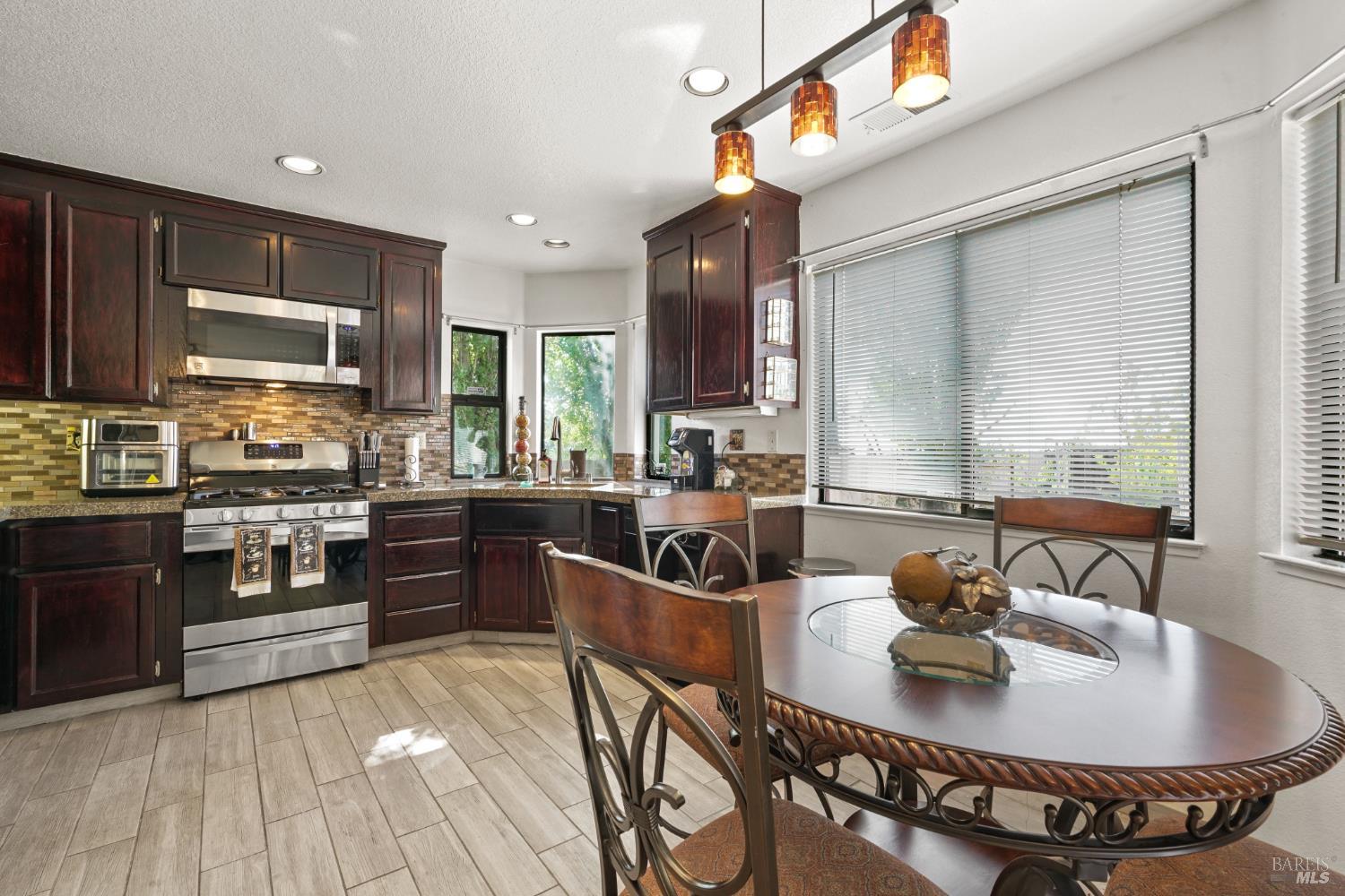 Detail Gallery Image 7 of 24 For 410 Newcastle Ct, Vallejo,  CA 94591 - 4 Beds | 2/1 Baths