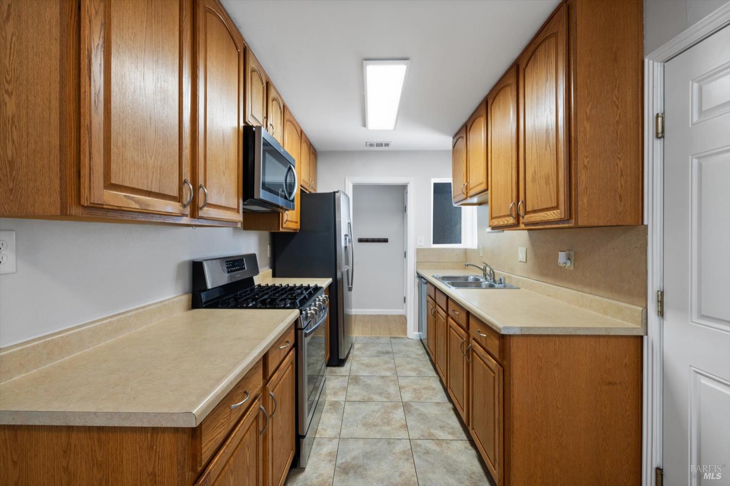 Detail Gallery Image 10 of 61 For 201 Ironwood St, Vacaville,  CA 95688 - 3 Beds | 1/1 Baths