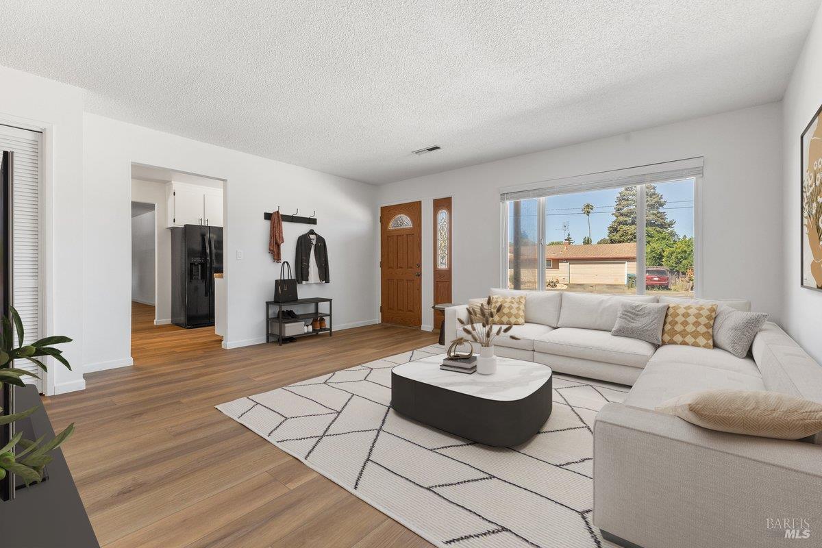 Detail Gallery Image 4 of 20 For 560 Link Ln, Santa Rosa,  CA 95401 - 3 Beds | 2 Baths