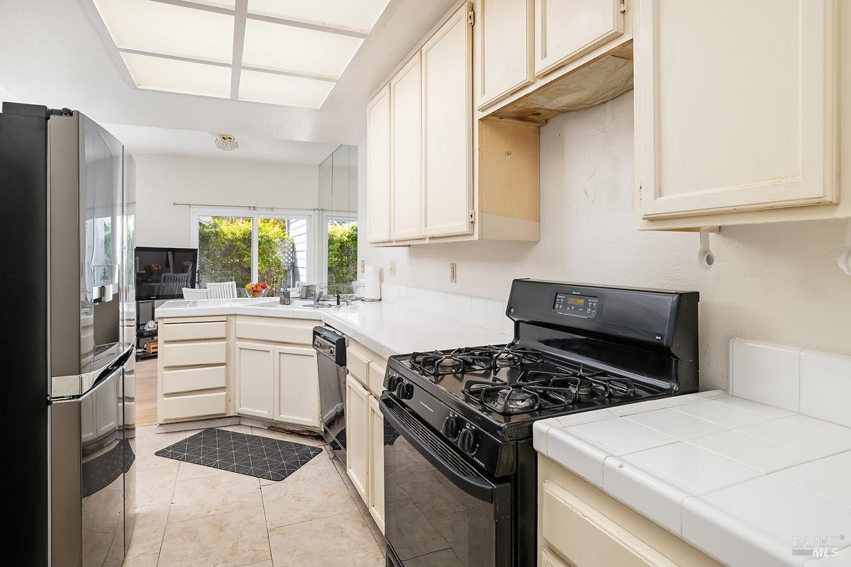 Detail Gallery Image 11 of 26 For 26 Mariners Cir, San Rafael,  CA 94903 - 3 Beds | 3 Baths