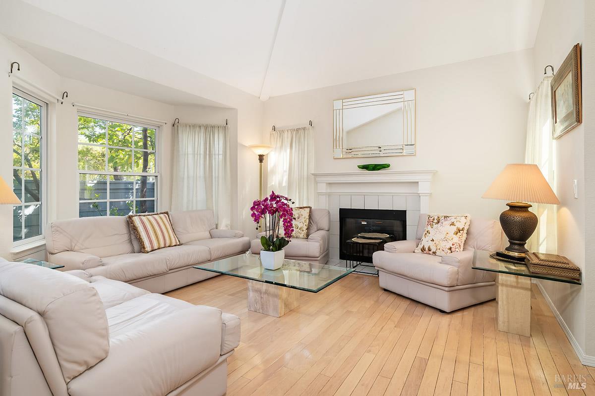 Detail Gallery Image 4 of 26 For 26 Mariners Cir, San Rafael,  CA 94903 - 3 Beds | 3 Baths