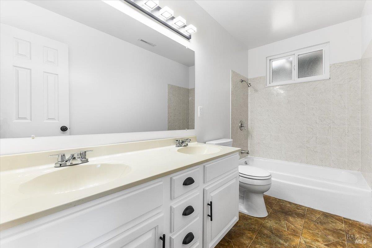 Detail Gallery Image 11 of 20 For 560 Link Ln, Santa Rosa,  CA 95401 - 3 Beds | 2 Baths