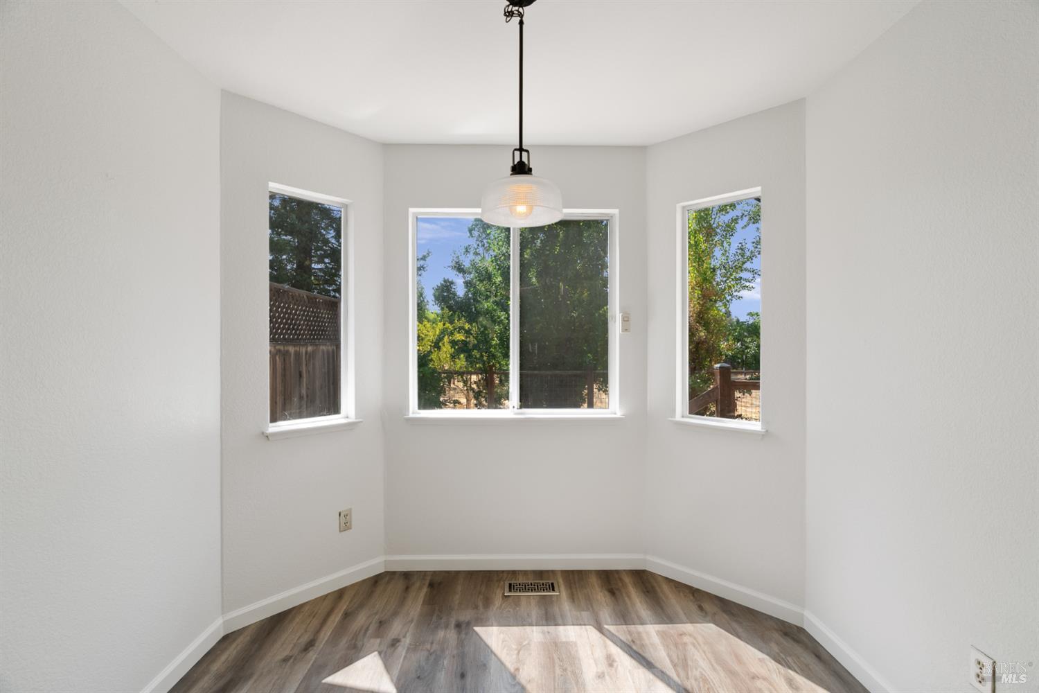 Detail Gallery Image 13 of 42 For 842 Country Meadow Ln, Sonoma,  CA 95476 - 3 Beds | 2 Baths