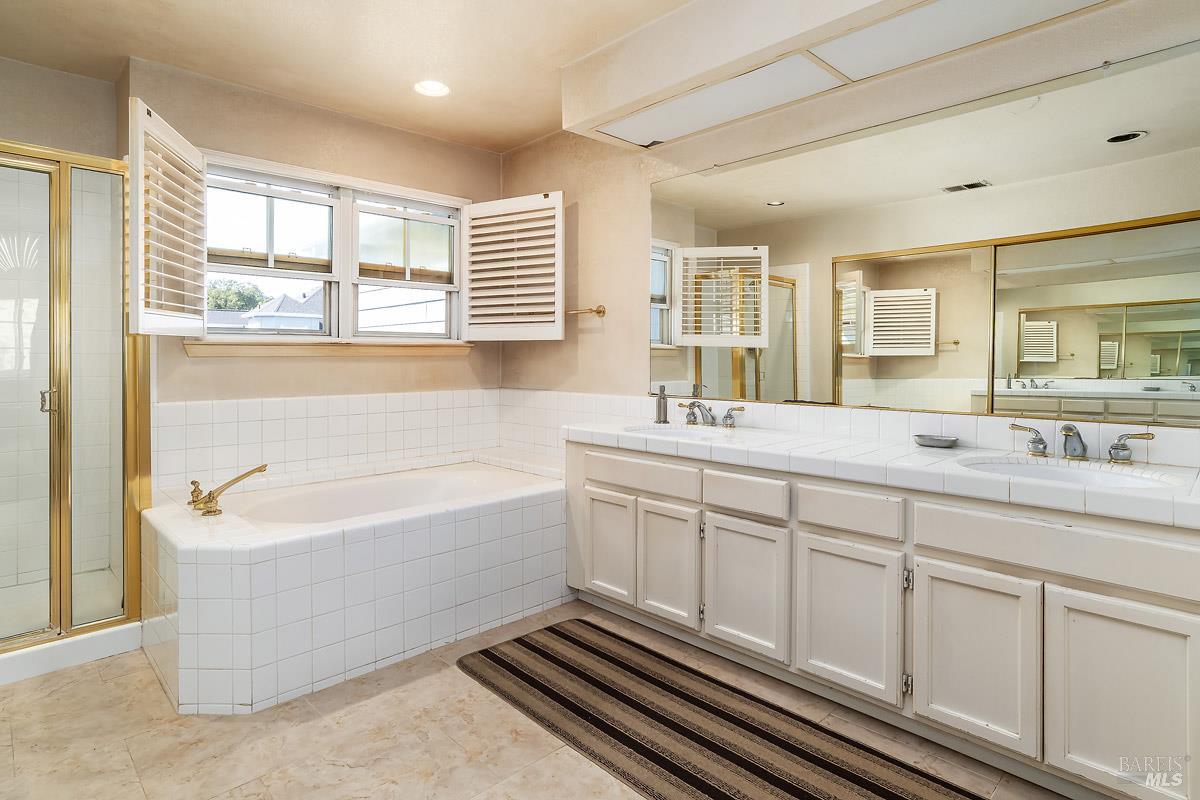 Detail Gallery Image 17 of 26 For 26 Mariners Cir, San Rafael,  CA 94903 - 3 Beds | 3 Baths