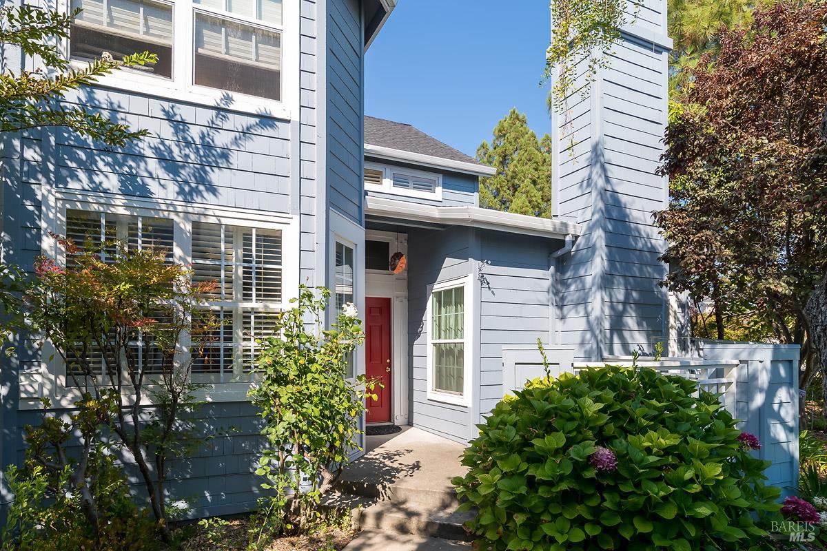 Detail Gallery Image 2 of 26 For 26 Mariners Cir, San Rafael,  CA 94903 - 3 Beds | 3 Baths