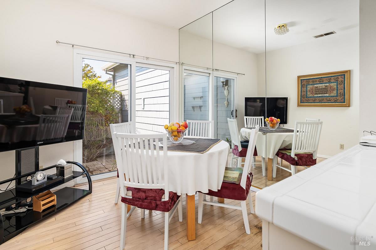 Detail Gallery Image 13 of 26 For 26 Mariners Cir, San Rafael,  CA 94903 - 3 Beds | 3 Baths