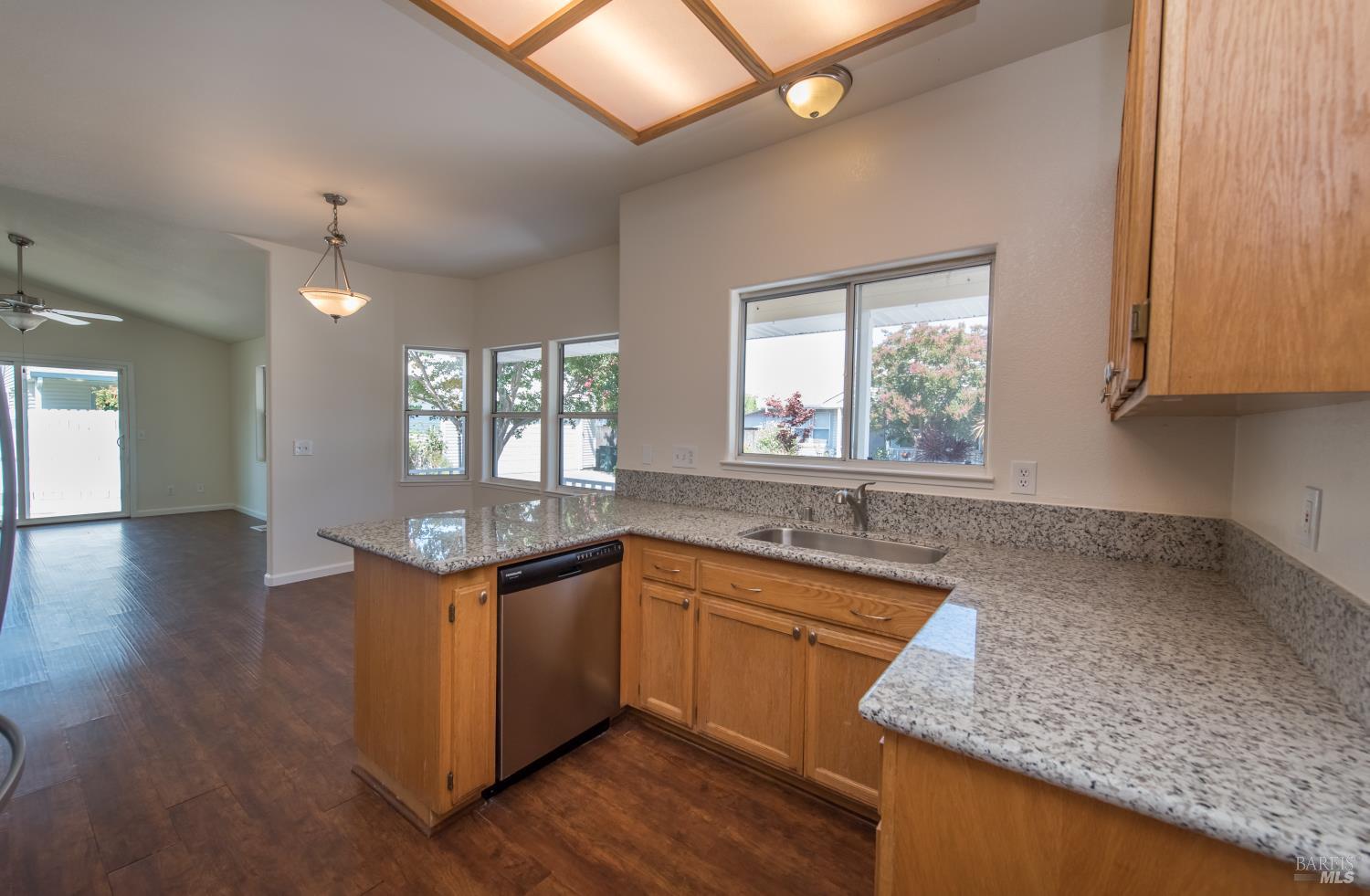 Detail Gallery Image 12 of 31 For 1747 Eardley Ave, Santa Rosa,  CA 95401 - 2 Beds | 2 Baths