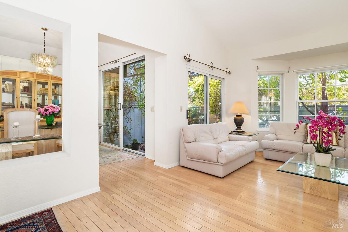 Detail Gallery Image 7 of 26 For 26 Mariners Cir, San Rafael,  CA 94903 - 3 Beds | 3 Baths