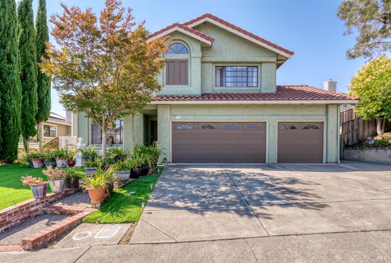 Detail Gallery Image 1 of 24 For 410 Newcastle Ct, Vallejo,  CA 94591 - 4 Beds | 2/1 Baths