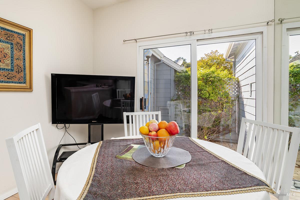 Detail Gallery Image 14 of 26 For 26 Mariners Cir, San Rafael,  CA 94903 - 3 Beds | 3 Baths