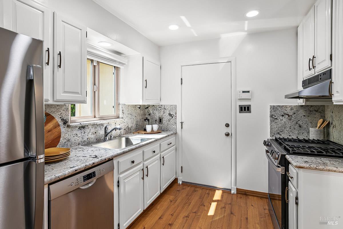 Detail Gallery Image 12 of 23 For 406 Corrillo Dr, San Rafael,  CA 94903 - 3 Beds | 1 Baths