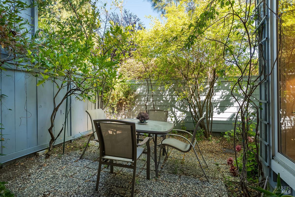 Detail Gallery Image 10 of 26 For 26 Mariners Cir, San Rafael,  CA 94903 - 3 Beds | 3 Baths