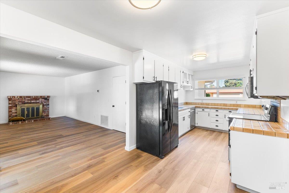 Detail Gallery Image 7 of 20 For 560 Link Ln, Santa Rosa,  CA 95401 - 3 Beds | 2 Baths
