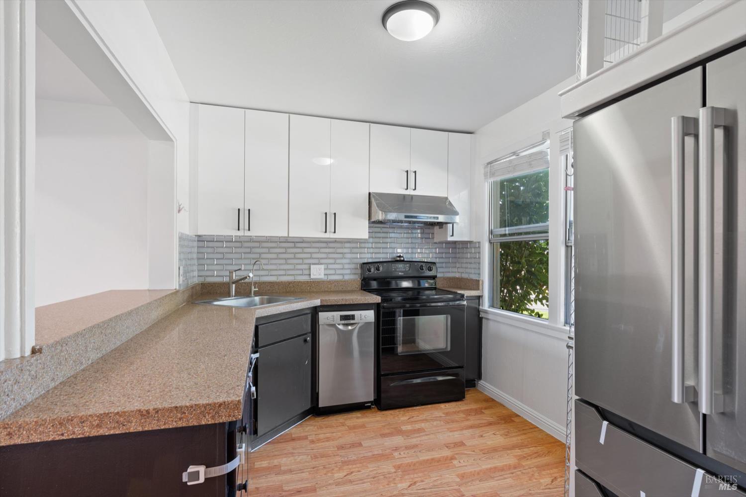 Detail Gallery Image 3 of 14 For 28 Lovejoy Way, Novato,  CA 94949 - 3 Beds | 1 Baths