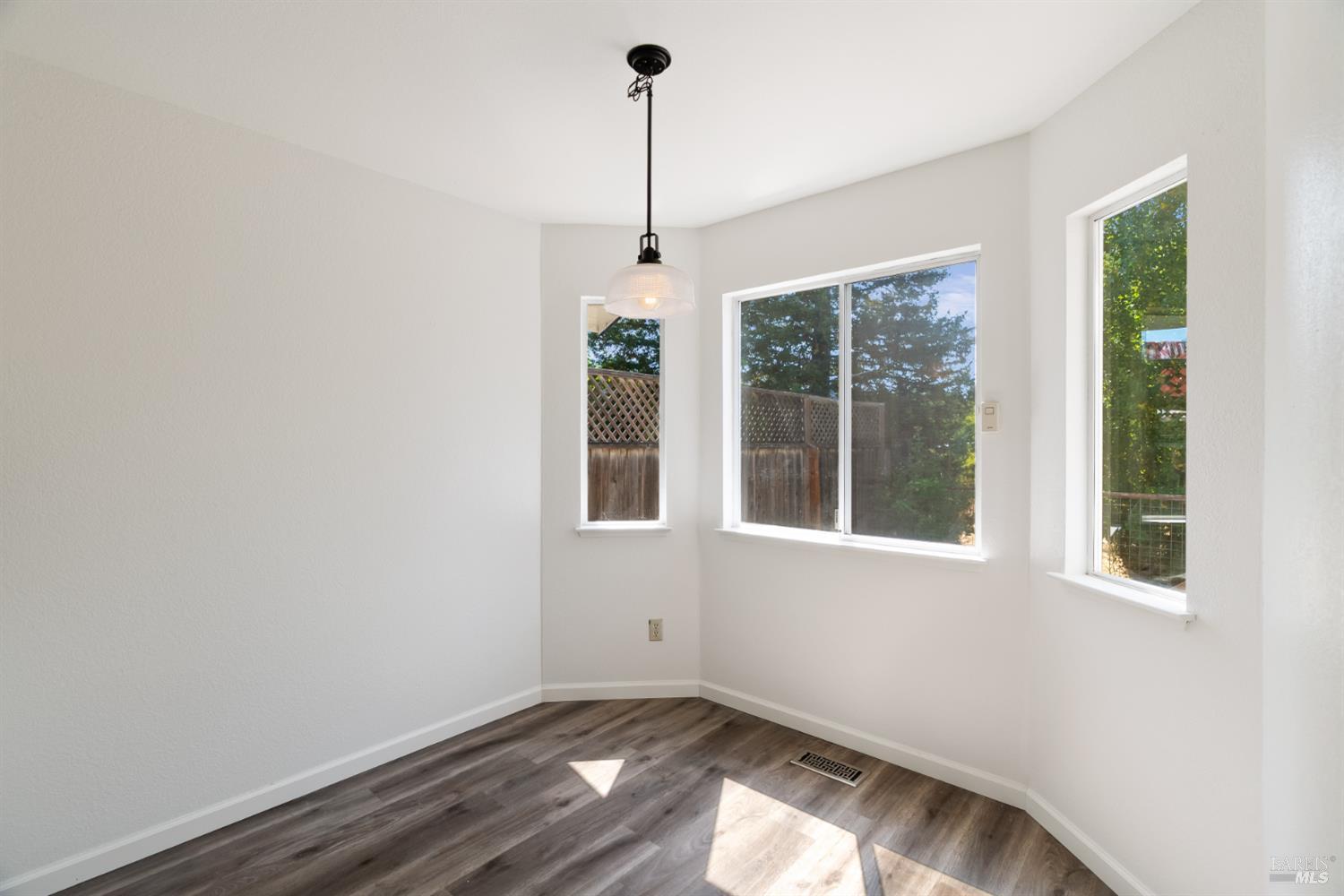 Detail Gallery Image 14 of 42 For 842 Country Meadow Ln, Sonoma,  CA 95476 - 3 Beds | 2 Baths