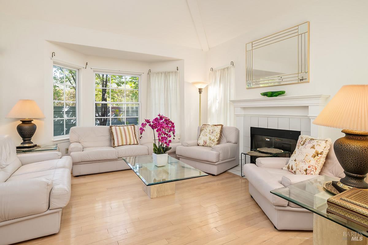 Detail Gallery Image 3 of 26 For 26 Mariners Cir, San Rafael,  CA 94903 - 3 Beds | 3 Baths