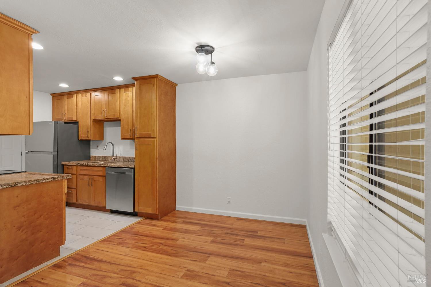 Detail Gallery Image 5 of 28 For 677 Center Ave, Martinez,  CA 94553 - 2 Beds | 1 Baths