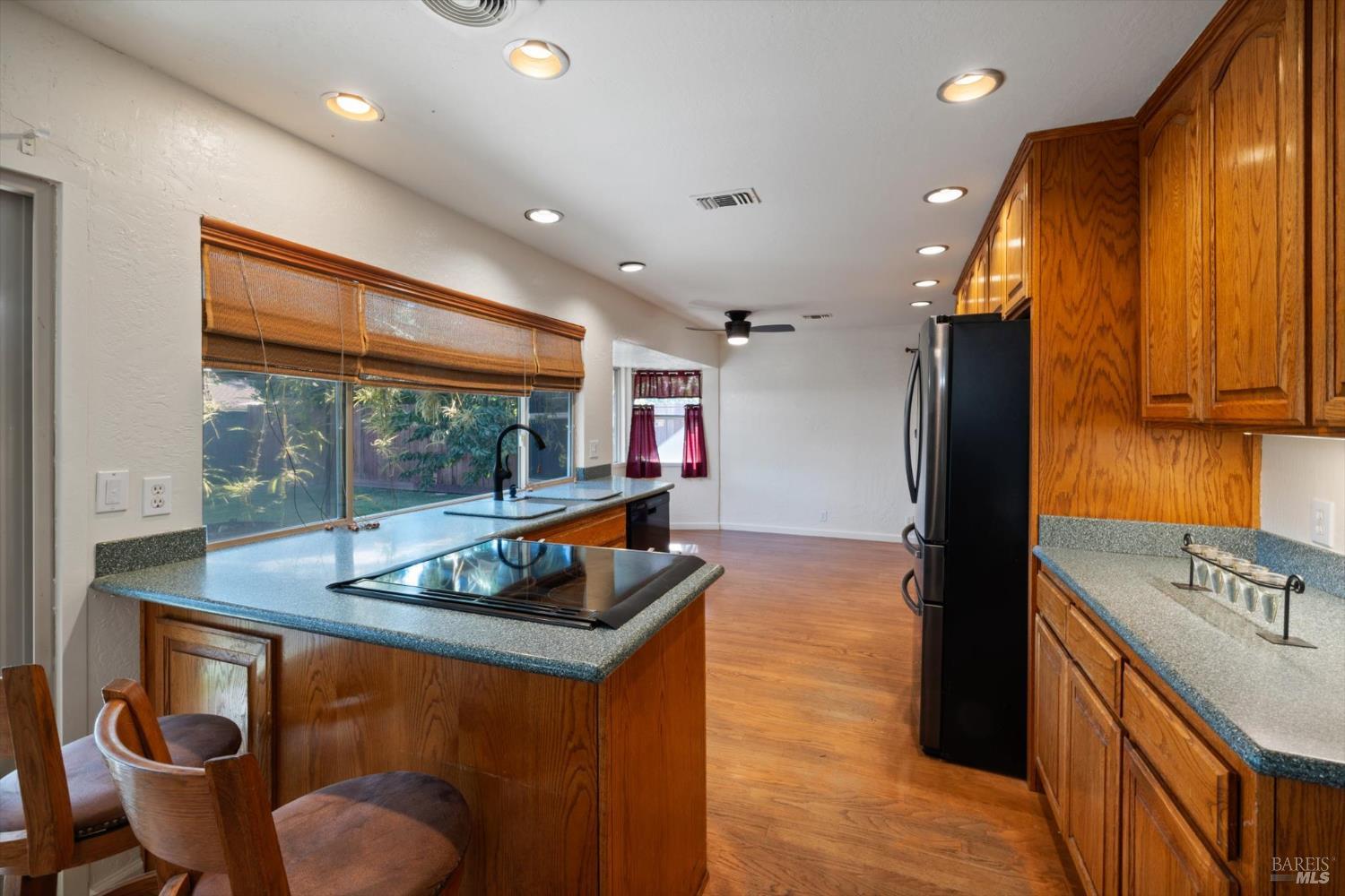 Detail Gallery Image 26 of 42 For 618 Crestview Dr, Vacaville,  CA 95688 - 4 Beds | 2 Baths