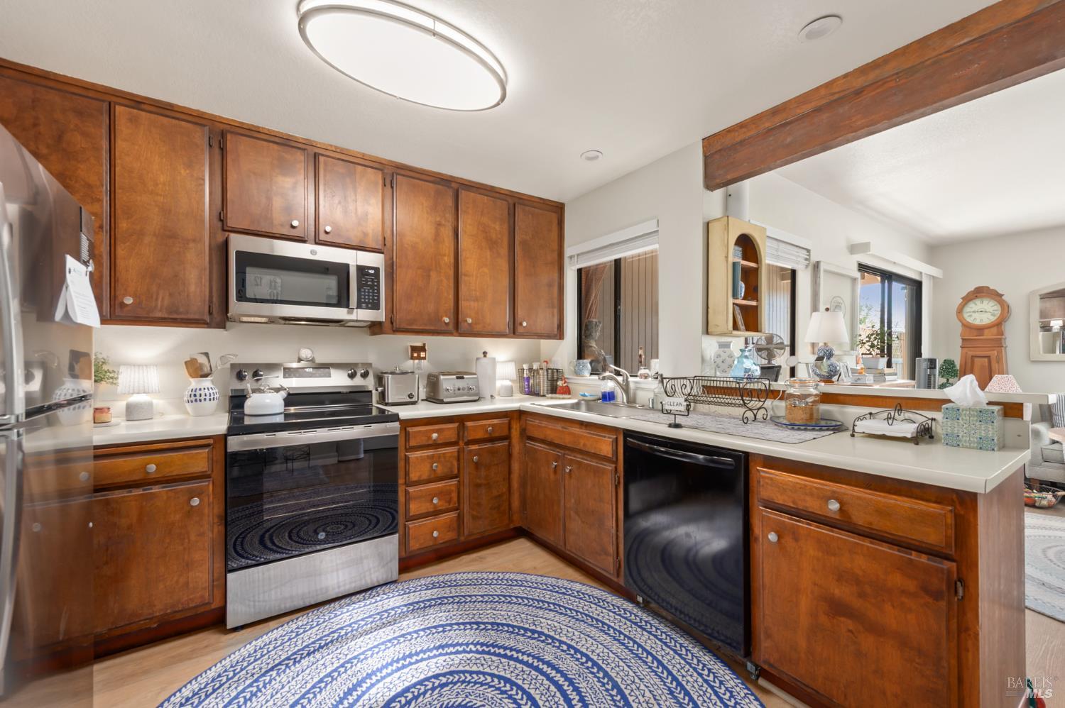 Detail Gallery Image 13 of 44 For 695 Montclair Dr, Santa Rosa,  CA 95409 - 5 Beds | 3 Baths