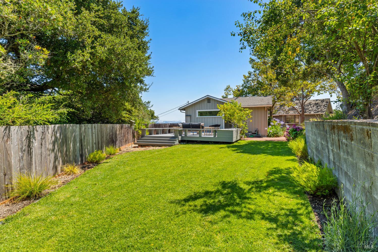 Detail Gallery Image 2 of 43 For 4655 Paradise Dr, Tiburon,  CA 94920 - 4 Beds | 2 Baths