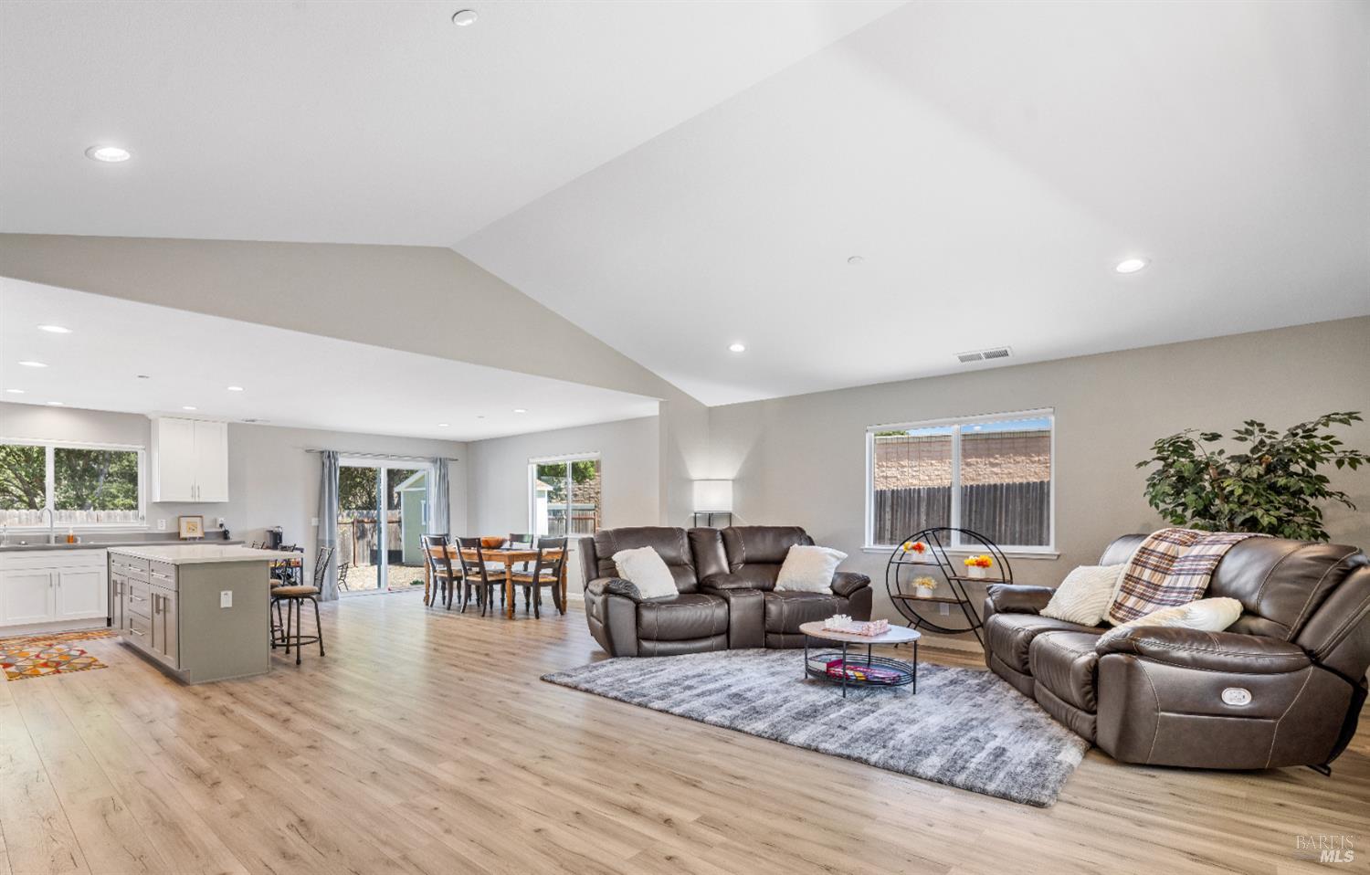Detail Gallery Image 4 of 49 For 13 Arlington Dr, Petaluma,  CA 94952 - 3 Beds | 2 Baths