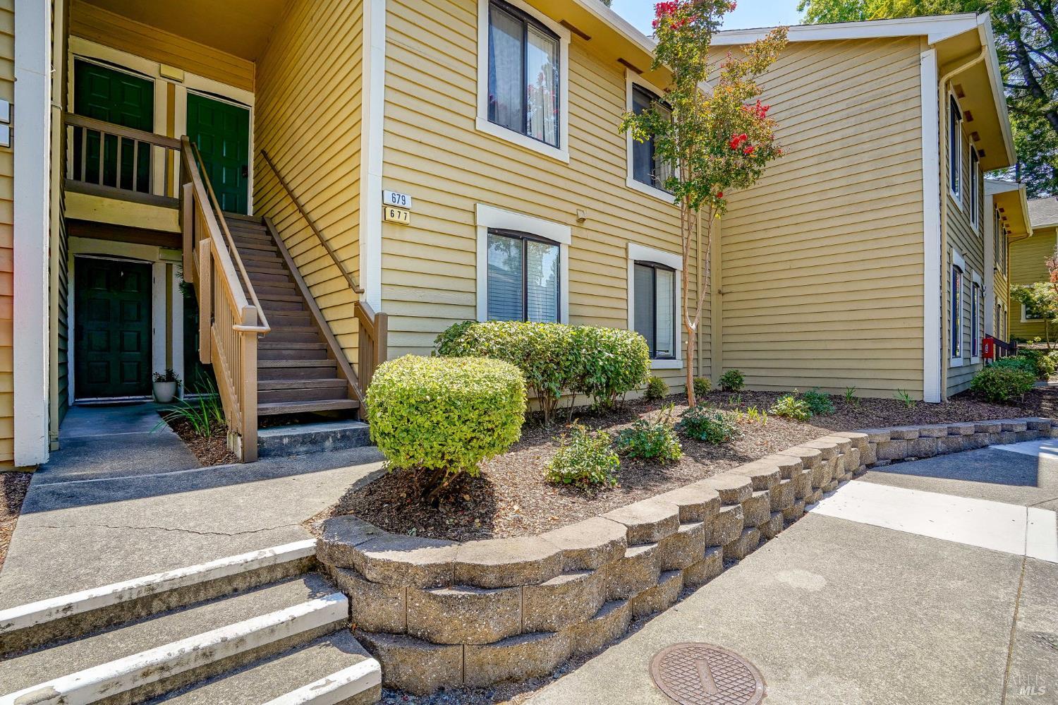 Detail Gallery Image 2 of 28 For 677 Center Ave, Martinez,  CA 94553 - 2 Beds | 1 Baths