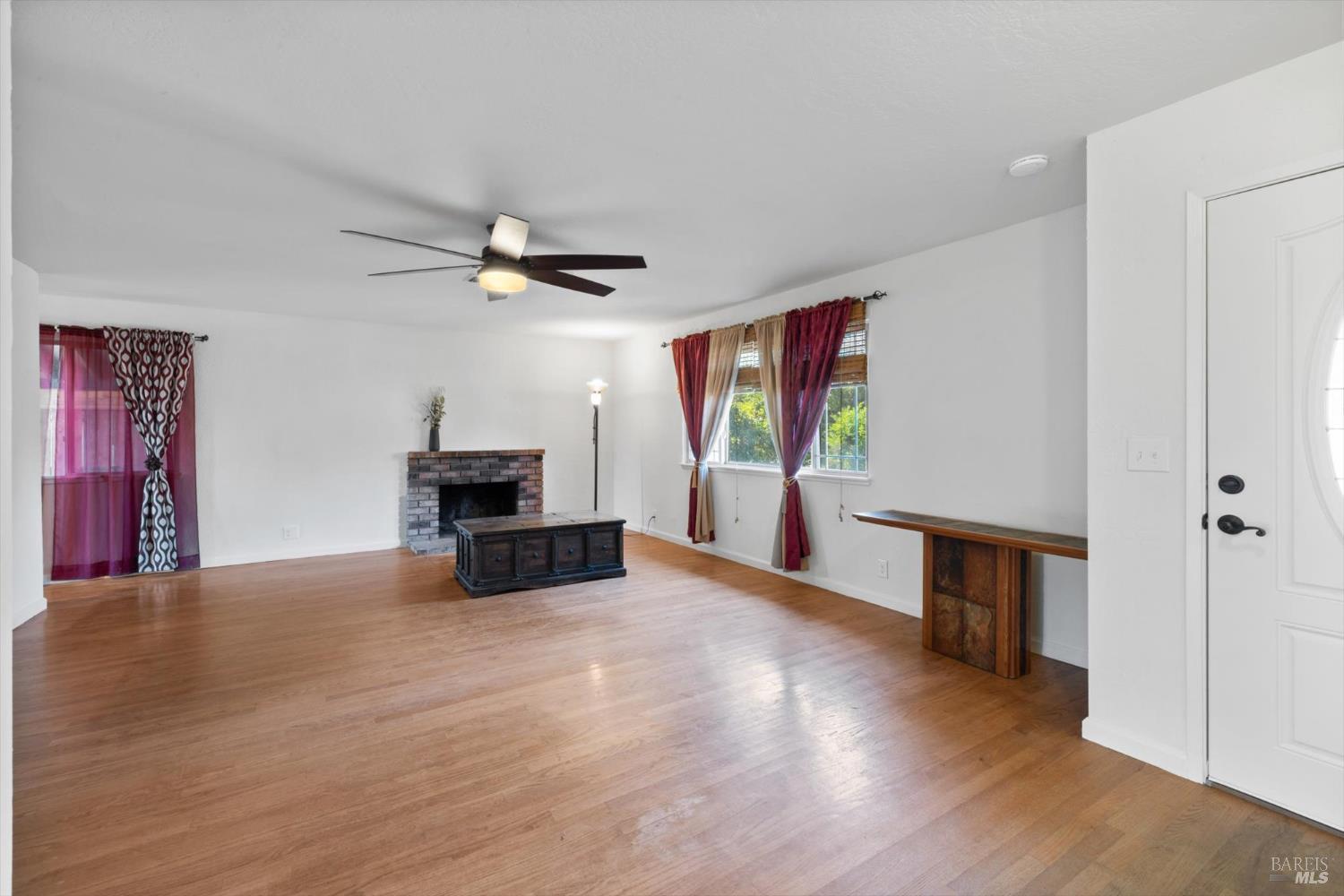 Detail Gallery Image 8 of 42 For 618 Crestview Dr, Vacaville,  CA 95688 - 4 Beds | 2 Baths