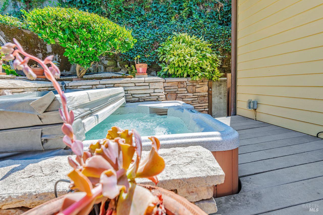 Detail Gallery Image 30 of 52 For 405 Oakdale Ave, Corte Madera,  CA 94925 - 4 Beds | 4/1 Baths