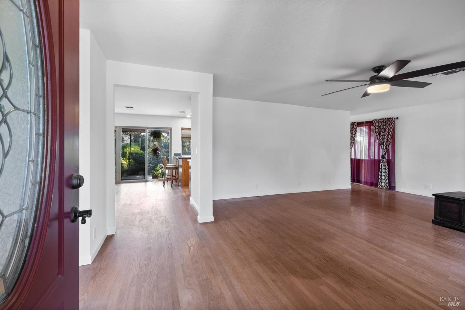Detail Gallery Image 7 of 42 For 618 Crestview Dr, Vacaville,  CA 95688 - 4 Beds | 2 Baths