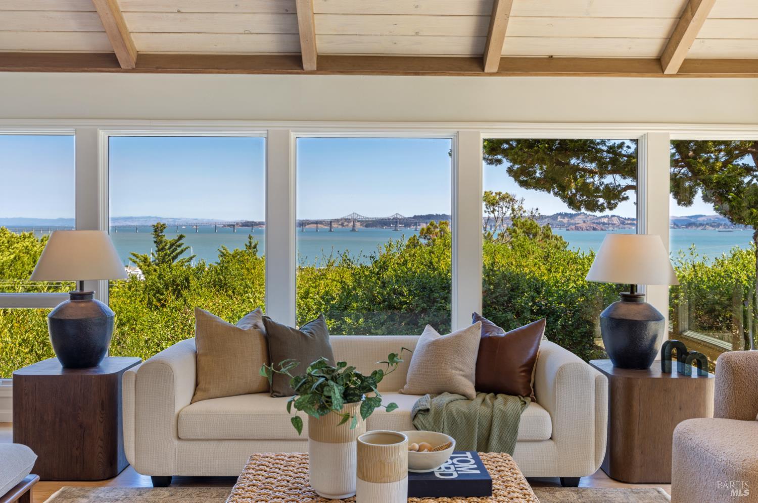 Detail Gallery Image 7 of 43 For 4655 Paradise Dr, Tiburon,  CA 94920 - 4 Beds | 2 Baths