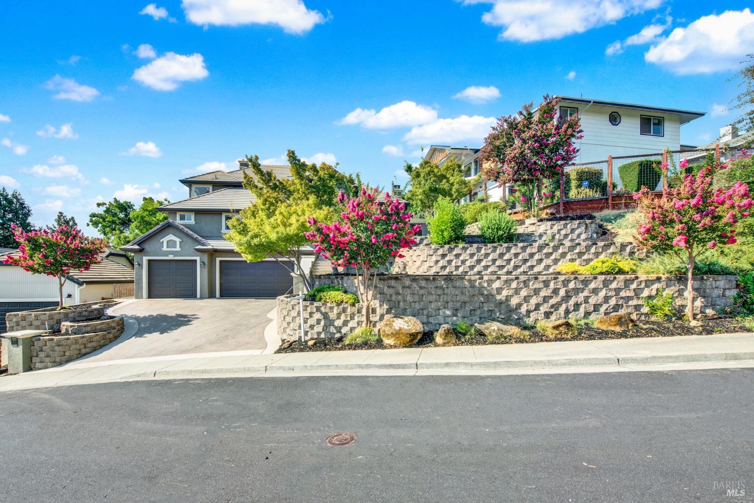 Detail Gallery Image 6 of 98 For 681 Hillside Dr, Fairfield,  CA 94533 - 5 Beds | 4/2 Baths