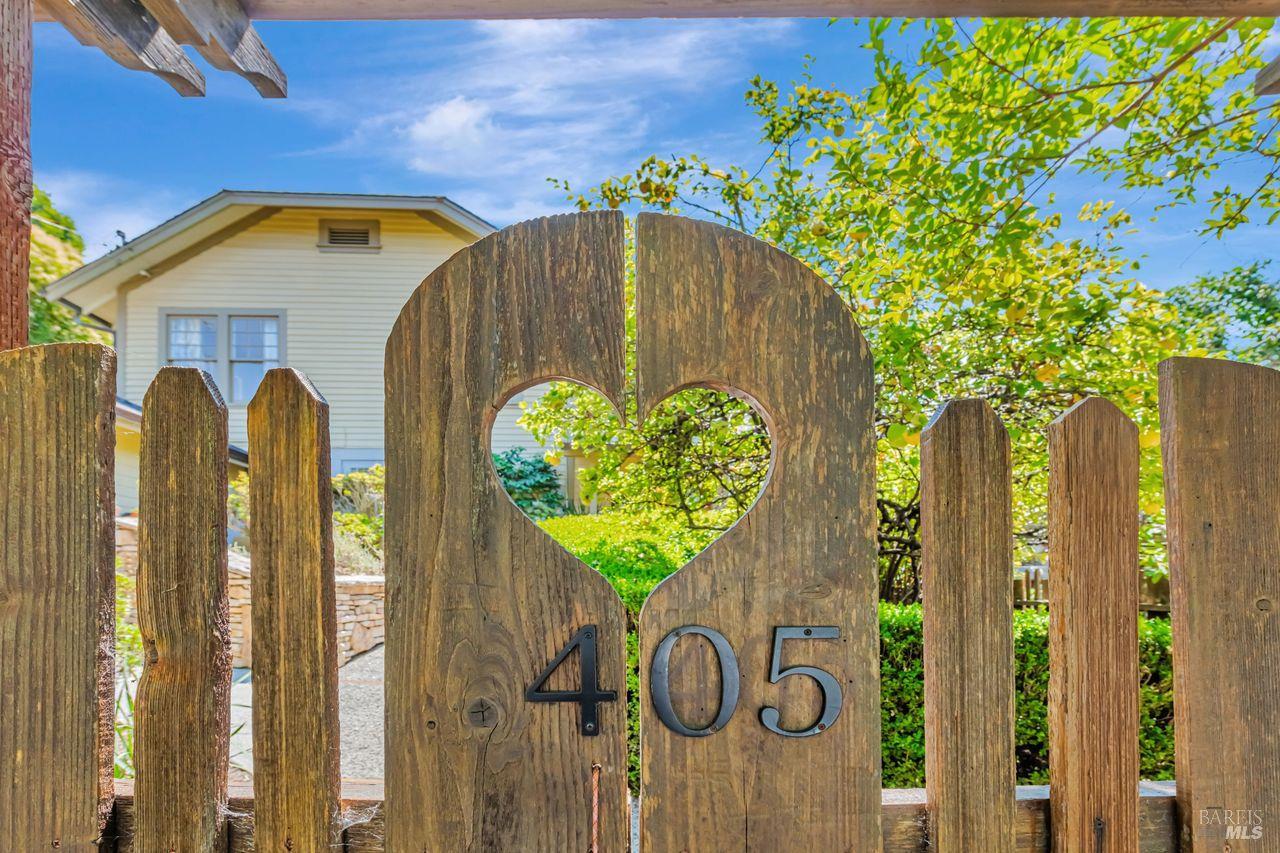Detail Gallery Image 5 of 52 For 405 Oakdale Ave, Corte Madera,  CA 94925 - 4 Beds | 4/1 Baths