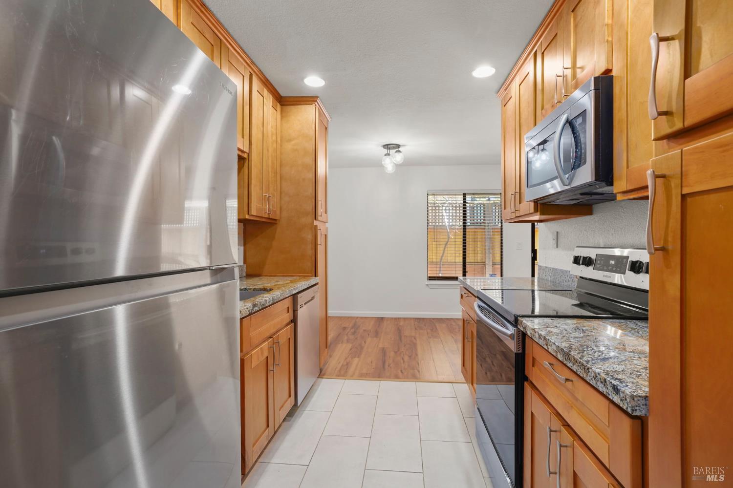 Detail Gallery Image 7 of 28 For 677 Center Ave, Martinez,  CA 94553 - 2 Beds | 1 Baths