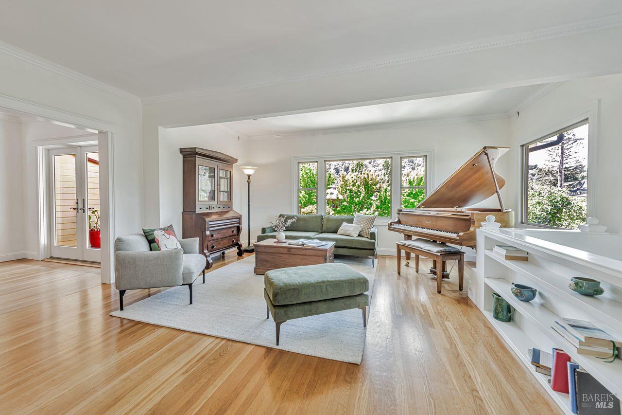 Detail Gallery Image 11 of 52 For 405 Oakdale Ave, Corte Madera,  CA 94925 - 4 Beds | 4/1 Baths
