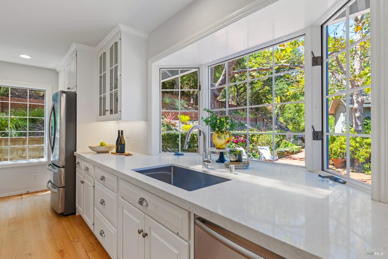 Detail Gallery Image 16 of 43 For 4655 Paradise Dr, Tiburon,  CA 94920 - 4 Beds | 2 Baths