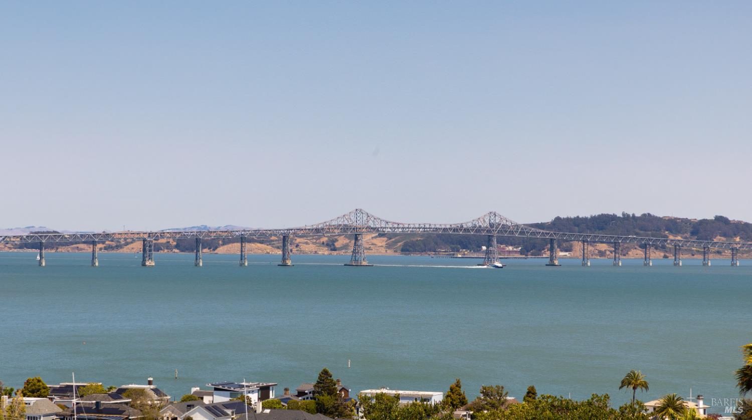 Detail Gallery Image 3 of 43 For 4655 Paradise Dr, Tiburon,  CA 94920 - 4 Beds | 2 Baths