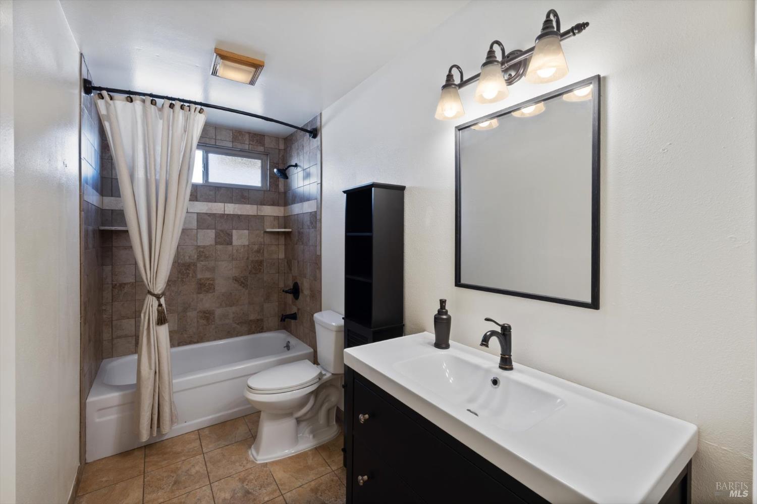 Detail Gallery Image 16 of 42 For 618 Crestview Dr, Vacaville,  CA 95688 - 4 Beds | 2 Baths