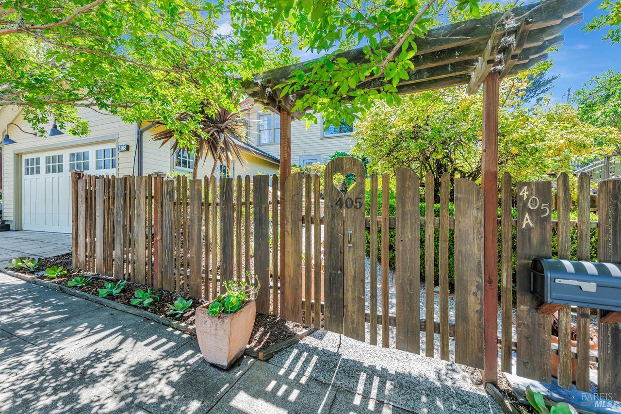 Detail Gallery Image 4 of 52 For 405 Oakdale Ave, Corte Madera,  CA 94925 - 4 Beds | 4/1 Baths
