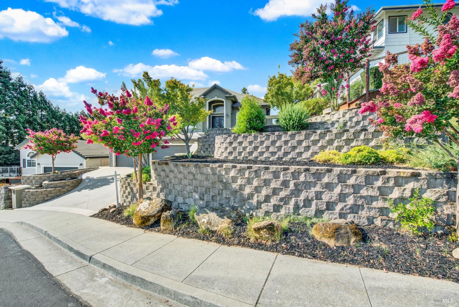 Detail Gallery Image 7 of 98 For 681 Hillside Dr, Fairfield,  CA 94533 - 5 Beds | 4/2 Baths