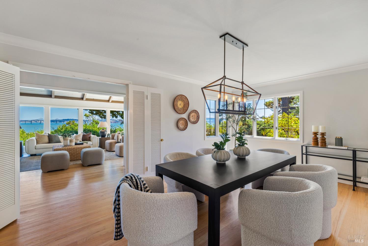 Detail Gallery Image 8 of 43 For 4655 Paradise Dr, Tiburon,  CA 94920 - 4 Beds | 2 Baths
