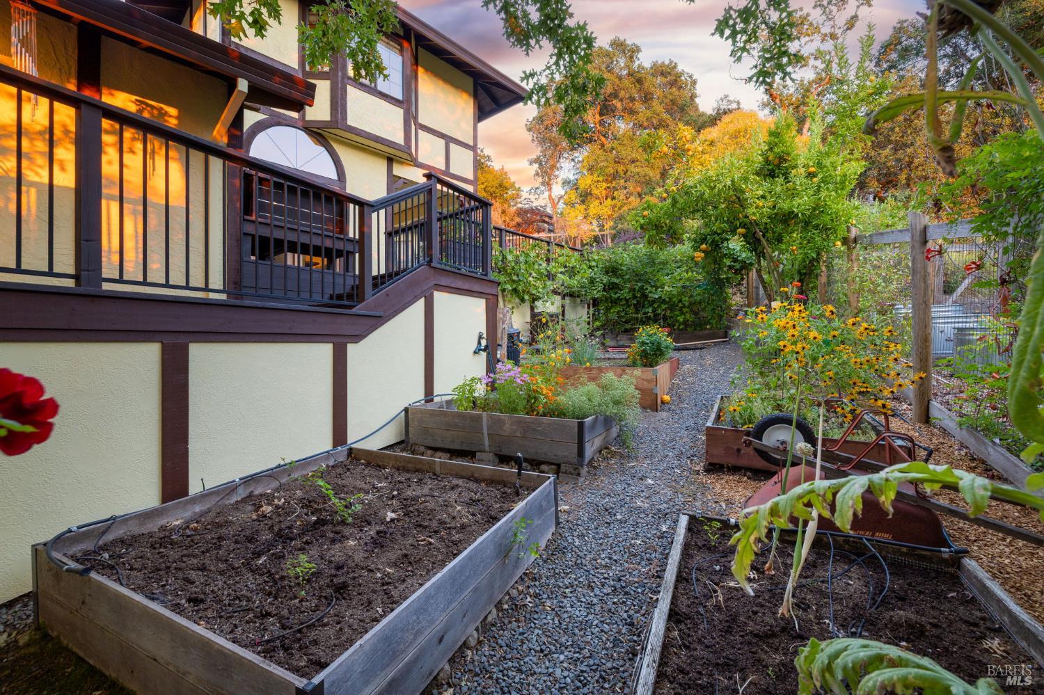 Detail Gallery Image 9 of 60 For 3541 Foxwood Pl, Santa Rosa,  CA 95405 - 3 Beds | 3 Baths