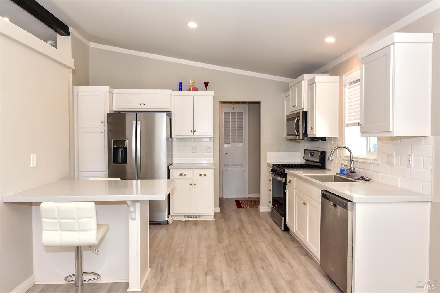 Detail Gallery Image 9 of 23 For 124 Vista Dr, Sonoma,  CA 95476 - 3 Beds | 2 Baths