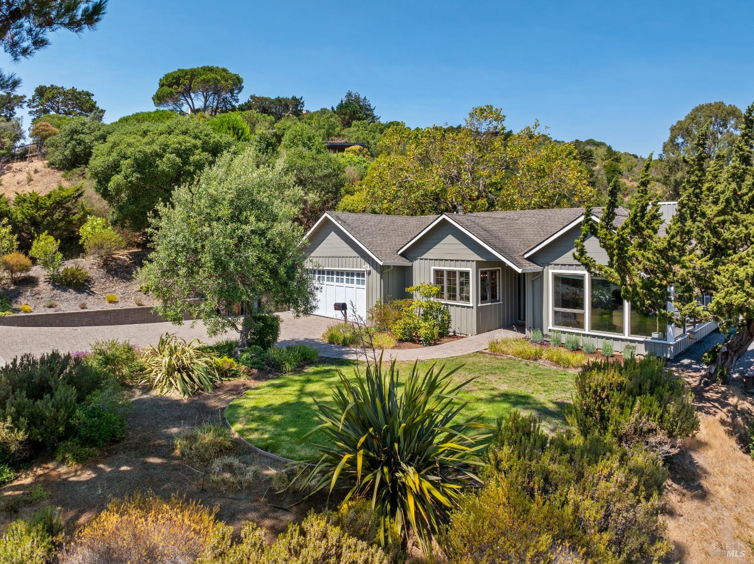 Detail Gallery Image 4 of 43 For 4655 Paradise Dr, Tiburon,  CA 94920 - 4 Beds | 2 Baths