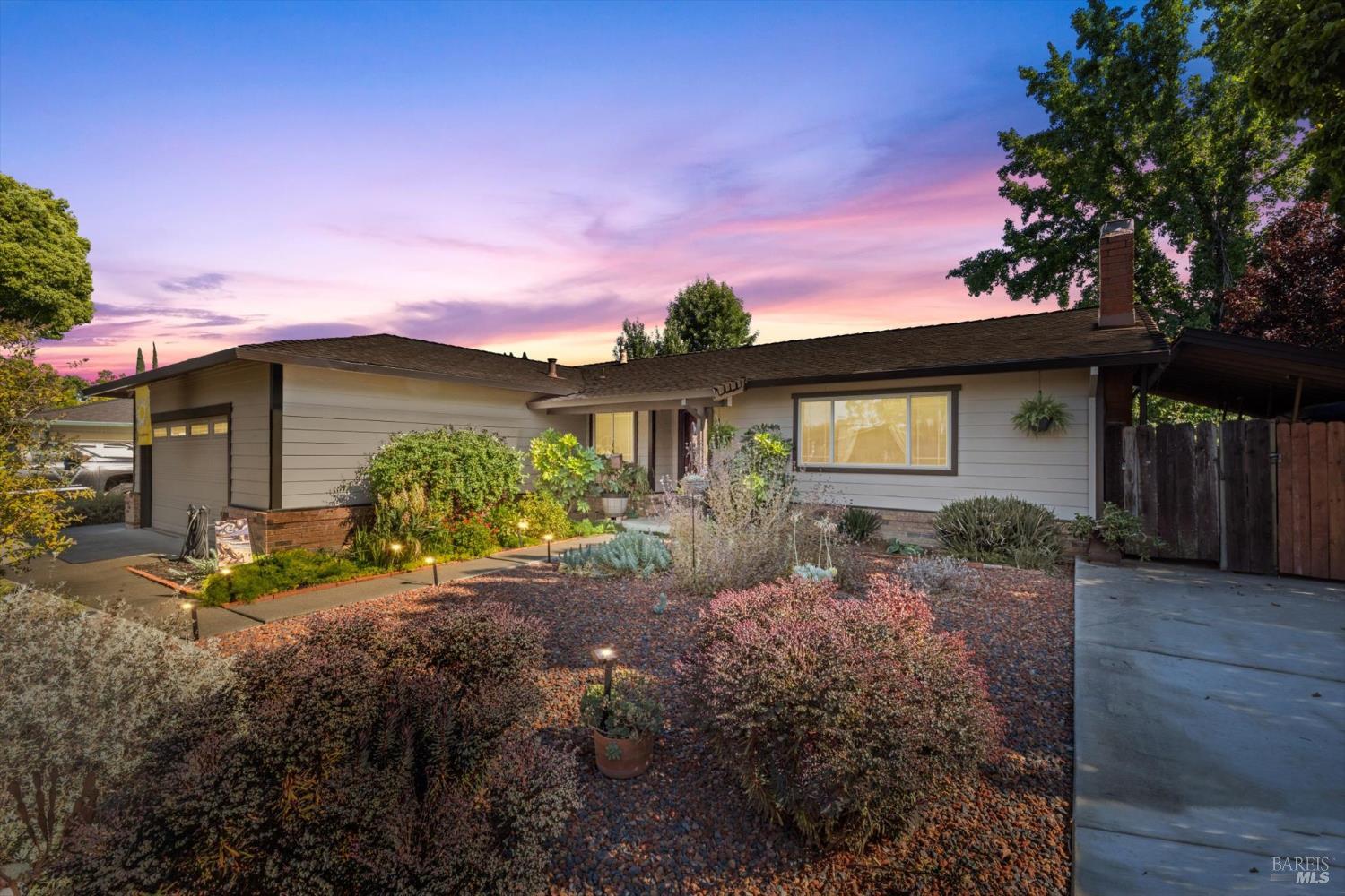 Detail Gallery Image 2 of 42 For 618 Crestview Dr, Vacaville,  CA 95688 - 4 Beds | 2 Baths