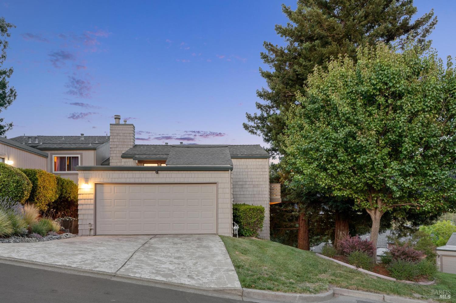 Detail Gallery Image 2 of 42 For 2 Columbine Ln, Novato,  CA 94947 - 3 Beds | 2/1 Baths