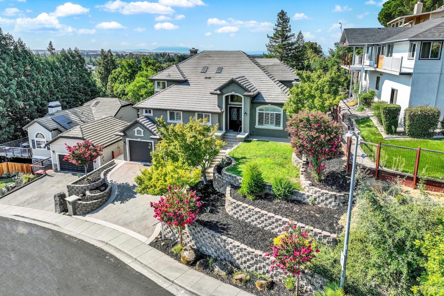 Detail Gallery Image 3 of 98 For 681 Hillside Dr, Fairfield,  CA 94533 - 5 Beds | 4/2 Baths