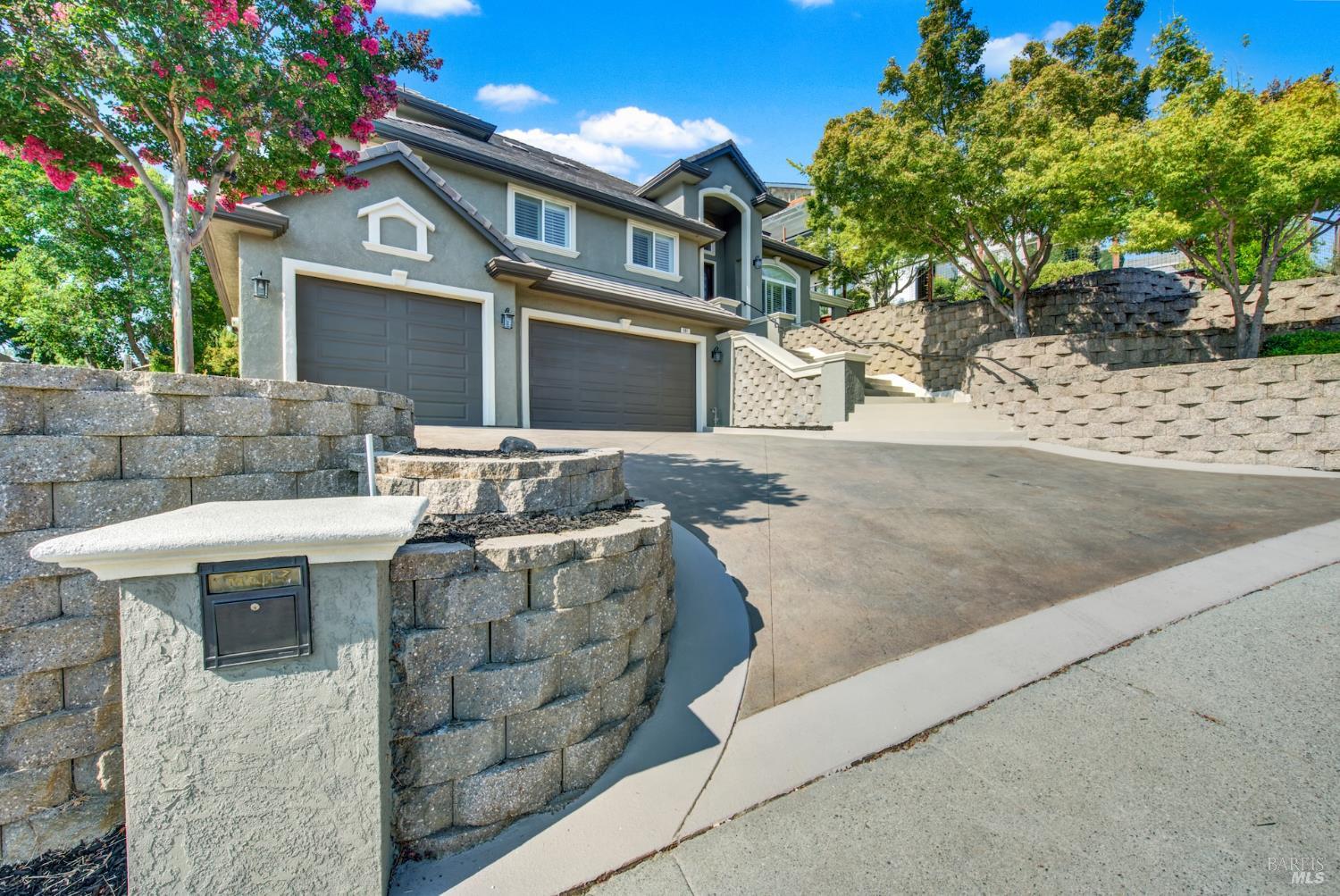 Detail Gallery Image 9 of 98 For 681 Hillside Dr, Fairfield,  CA 94533 - 5 Beds | 4/2 Baths