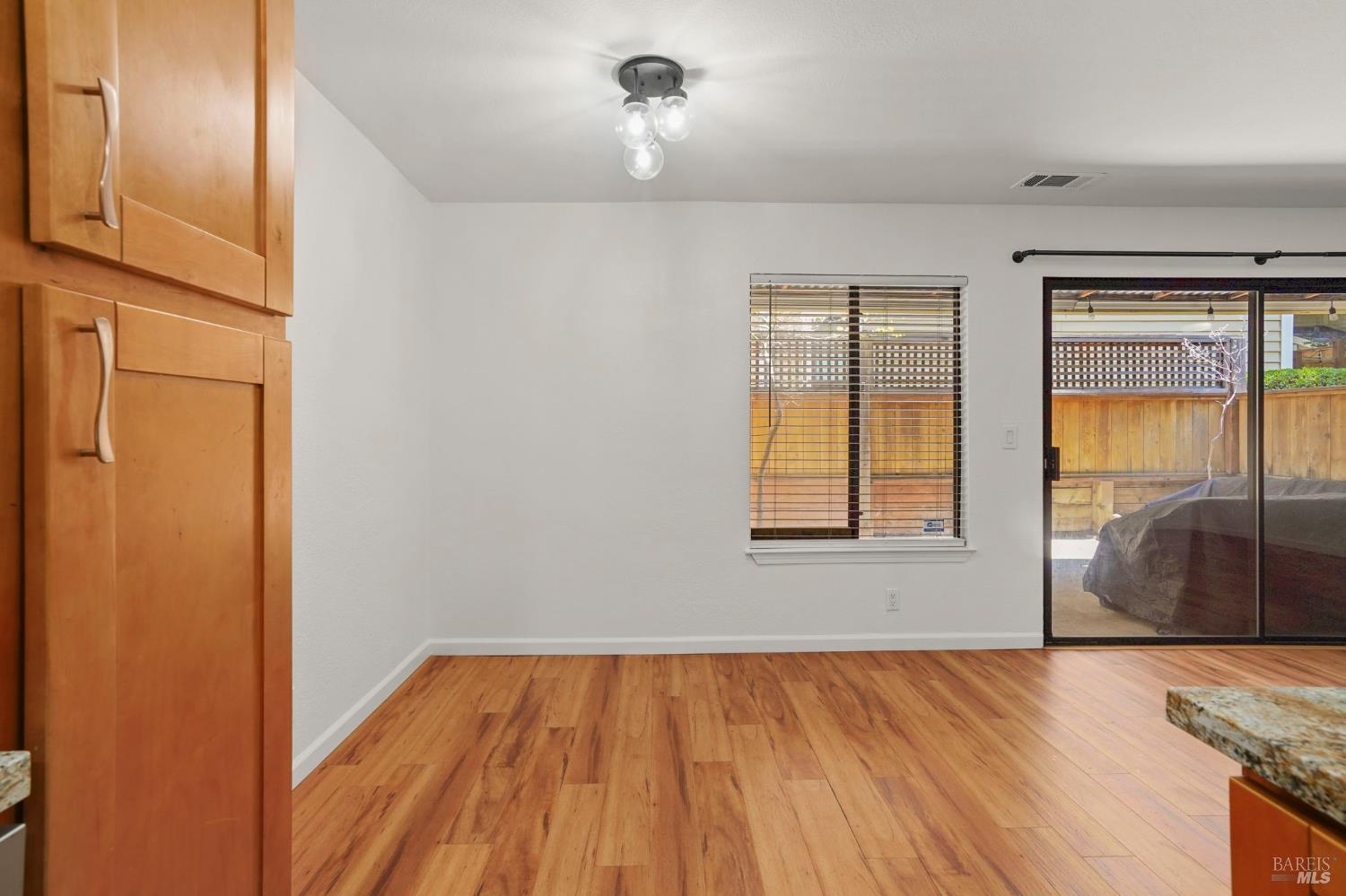 Detail Gallery Image 8 of 28 For 677 Center Ave, Martinez,  CA 94553 - 2 Beds | 1 Baths