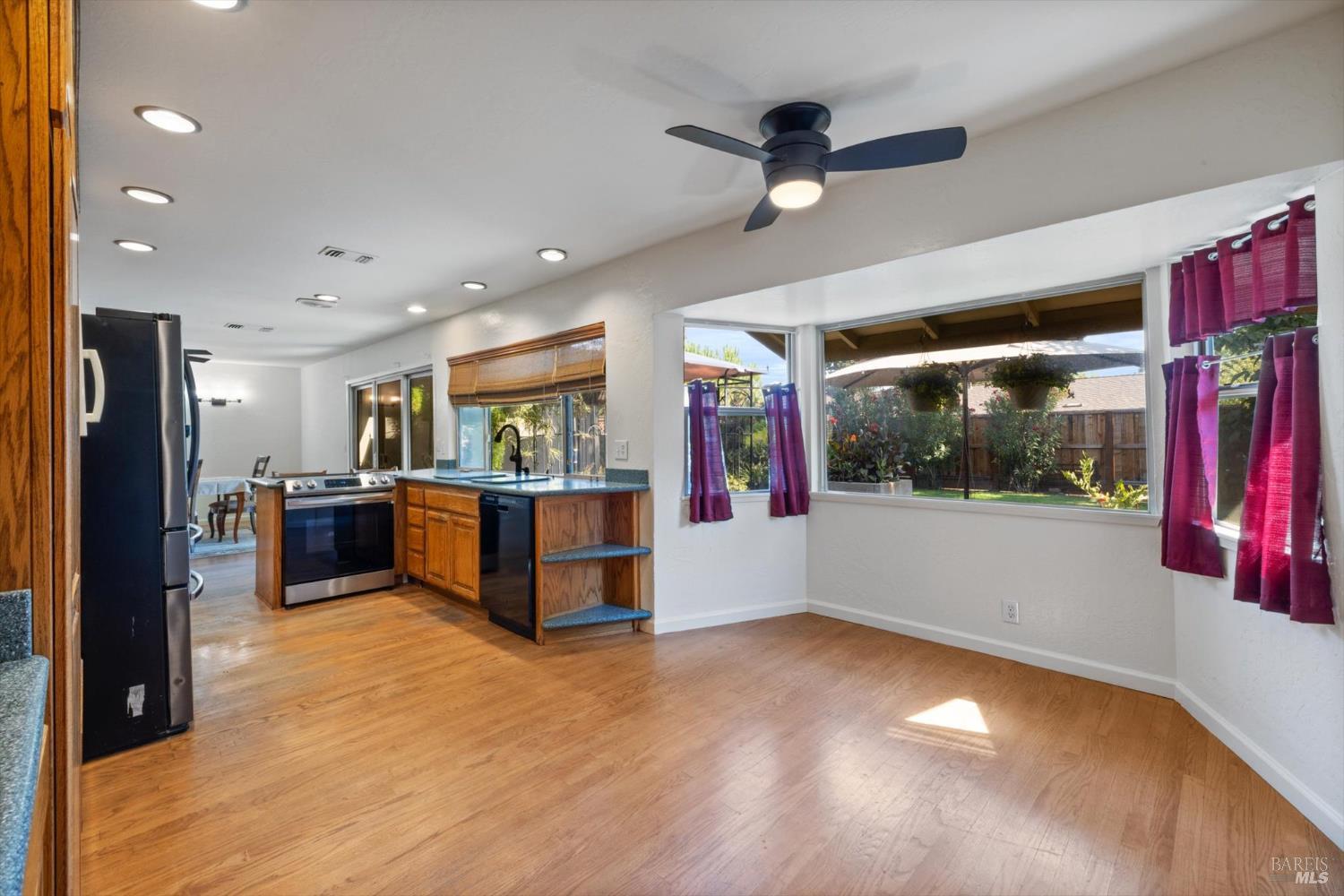Detail Gallery Image 23 of 42 For 618 Crestview Dr, Vacaville,  CA 95688 - 4 Beds | 2 Baths